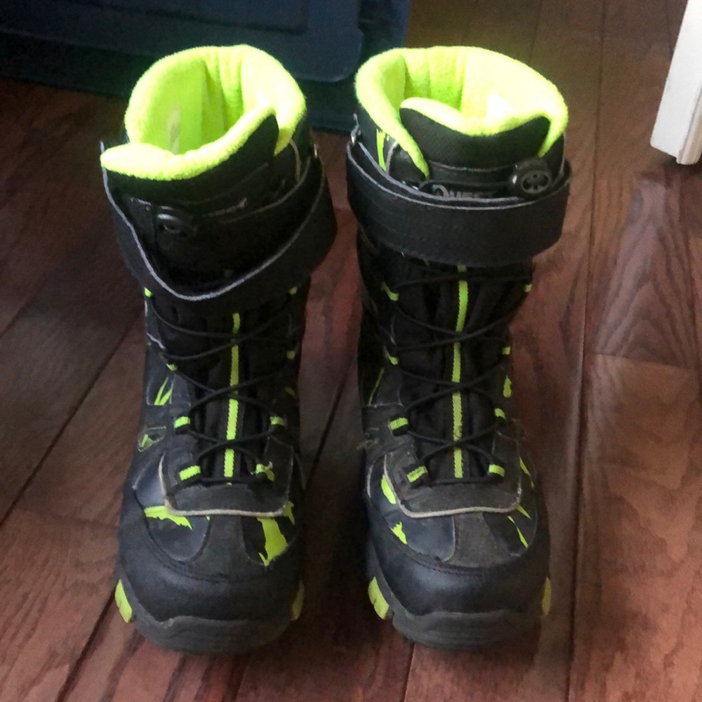 Boys snow boots size 5 quest